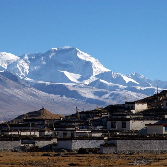 Tyrkysové jezero Yamdrok Tso v tibetských horách