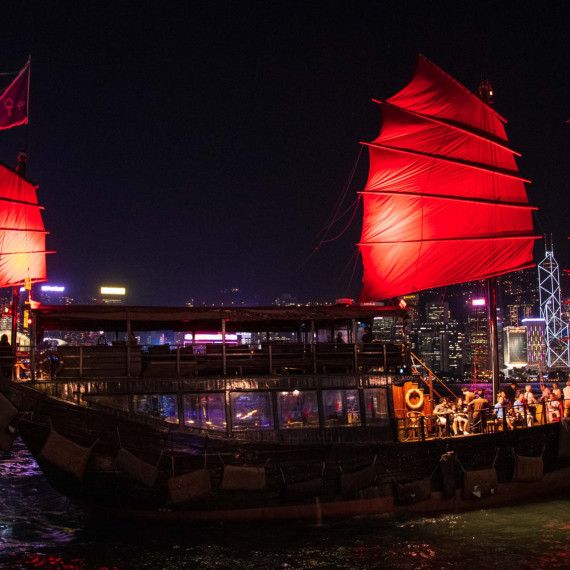 Písečná pláž ostrova Hainan s palmami u moře